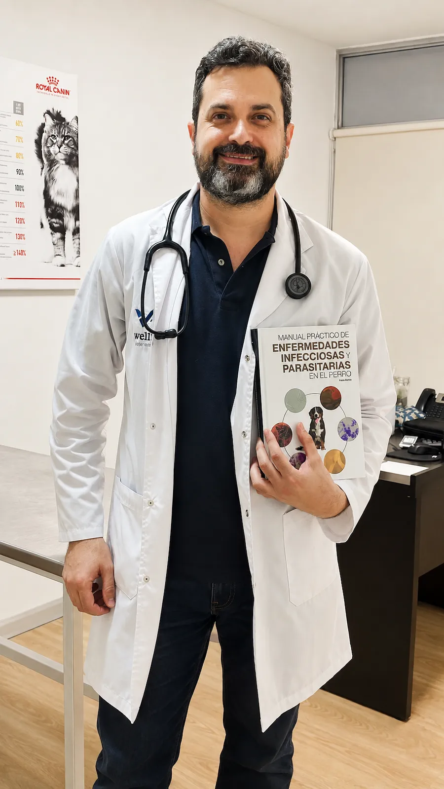Pablo Borrás con el libro Manual Práctico de Enfermedades Infecciosas y Parasitarias